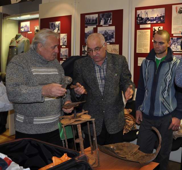 Передача личных вещей, найденных при останках А.Г.Кузьмина. Передача личных вещей, найденных при останках А.Г.Кузьмина.