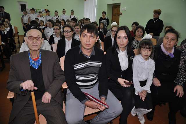 Вручение медальона Мухаметшина Мубаракзяна. Семья сына воина. пгт Балтаси. 2014. Вручение медальона Мухаметшина Мубаракзяна. Семья сына воина. пгт Балтаси. 2014.