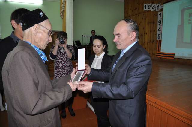 Медальон Мухаметшина Мубаракзяна его сыну вручает командир п/о "Снежный десант" с.Яныль Кукморского района Ринат Шакиров. пгт Балтаси. 2014. Медальон Мухаметшина Мубаракзяна его сыну вручает командир п/о "Снежный десант" с.Яныль Кукморского района Ринат Шакиров. пгт Балтаси. 2014.