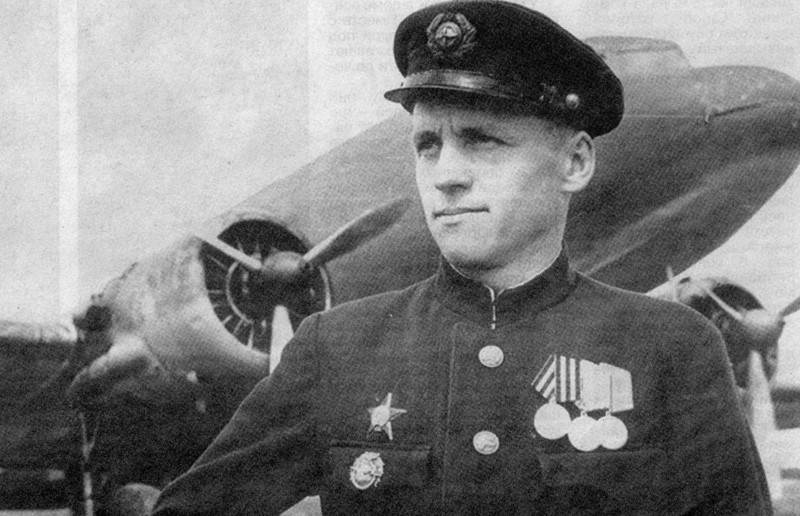 Станислав Двилевич у самолета Ли-2, Новосибирск, 1949 год. Фото с http://avro-live.livejournal.com/42004.html Станислав Двилевич у самолета Ли-2, Новосибирск, 1949 год. Фото с http://avro-live.livejournal.com/42004.html