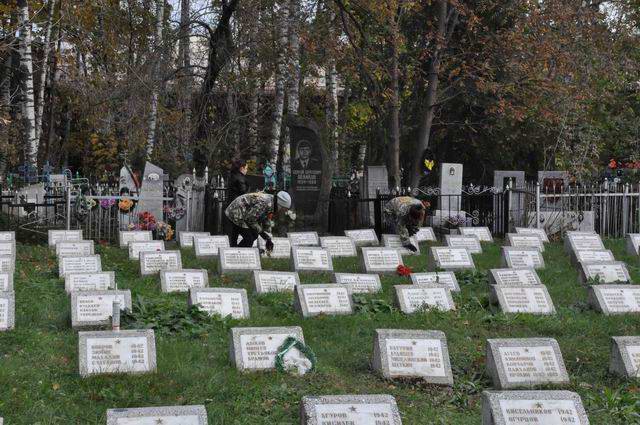 Уборка воинских захоронений на кладбищах в Республике Татарстан. Уборка воинских захоронений на кладбищах в Республике Татарстан.