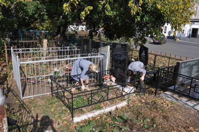 Уборка воинских захоронений на кладбищах в Республике Татарстан. Уборка воинских захоронений на кладбищах в Республике Татарстан.