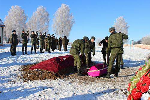 Захоронение в агрогородке Костени Слонимского района Гродненской области. 16.12.2015. Захоронение в агрогородке Костени Слонимского района Гродненской области. 16.12.2015.