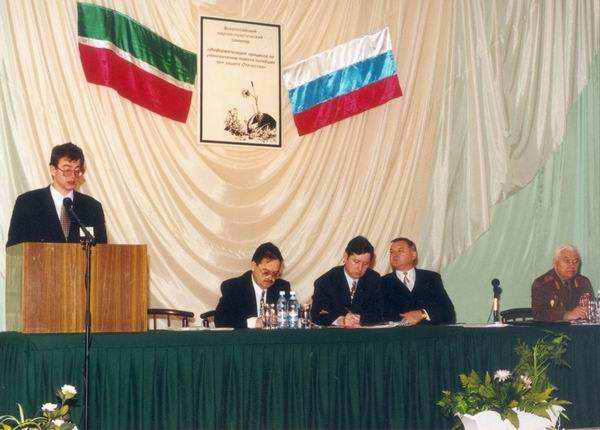 Председатель Республиканского комитета ветеранов войны и военной службы Республики Татарстан генерал-майор Саидгареев Владимир Ахметович в президиуме Всероссийского научно-практического семинара «Информатизация процесса по увековечению памяти погибших при защите Отечества», 2000 год, г.Казань. Председатель Республиканского комитета ветеранов войны и военной службы Республики Татарстан генерал-майор Саидгареев Владимир Ахметович в президиуме Всероссийского научно-практического семинара «Информатизация процесса по увековечению памяти погибших при защите Отечества», 2000 год, г.Казань.