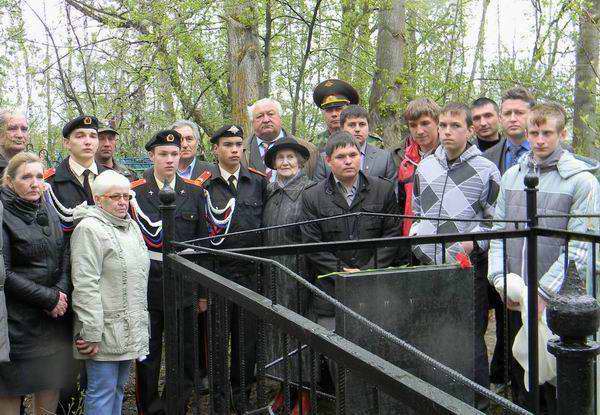 Открытие памятника летчику Д.А.Шпигуну в с.Нижний Услон. 2012 год. В середине – председатель комиссии Комитета по увековечению памяти защитников Отечества и ритуальным услугам Садыкова Роза Шаймуловна. Открытие памятника летчику Д.А.Шпигуну в с.Нижний Услон. 2012 год. В середине – председатель комиссии Комитета по увековечению памяти защитников Отечества и ритуальным услугам Садыкова Роза Шаймуловна.