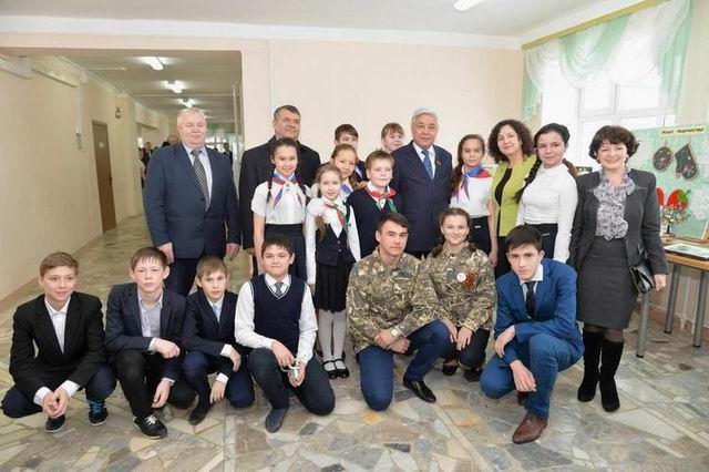 Участники "Марша Памяти-2016" с председателем Госсовета РТ
Ф.Х.Мухаметшиным. Аксубаевский район РТ. Участники "Марша Памяти-2016" с председателем Госсовета РТ
Ф.Х.Мухаметшиным. Аксубаевский район РТ.