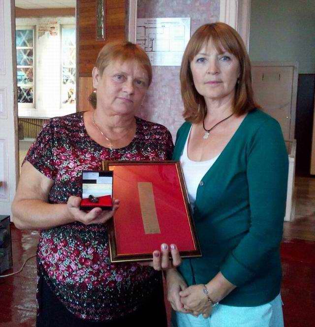 Г.П.Хохлова - внучка бойца И.Г.Хохлова и Ирина Филатова при вручении медальона. 2016. Г.П.Хохлова - внучка бойца И.Г.Хохлова и Ирина Филатова при вручении медальона. 2016.