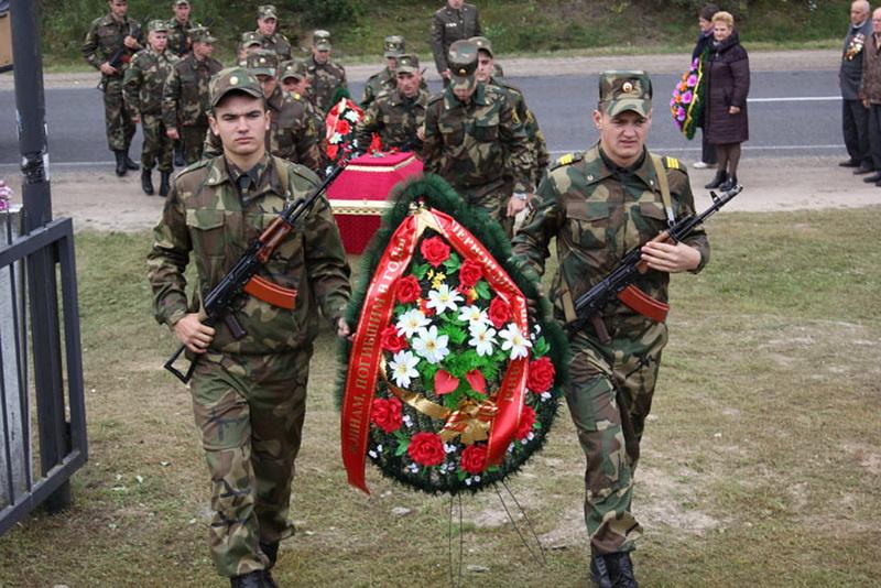 Захоронение в деревне Мосты Левые Мостовского района Гродненской области. 23.09.2016. Захоронение в деревне Мосты Левые Мостовского района Гродненской области. 23.09.2016.