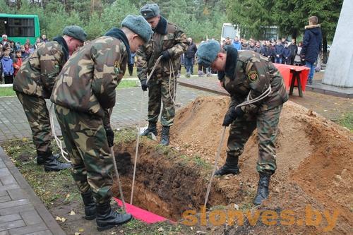 Захоронение в агрогородке Павлово Слонимского района Гродненской области. 2.12.2016. Захоронение в агрогородке Павлово Слонимского района Гродненской области. 2.12.2016.