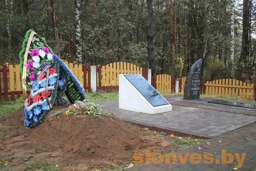 Захоронение в агрогородке Павлово Слонимского района Гродненской области. 2.12.2016. Захоронение в агрогородке Павлово Слонимского района Гродненской области. 2.12.2016.