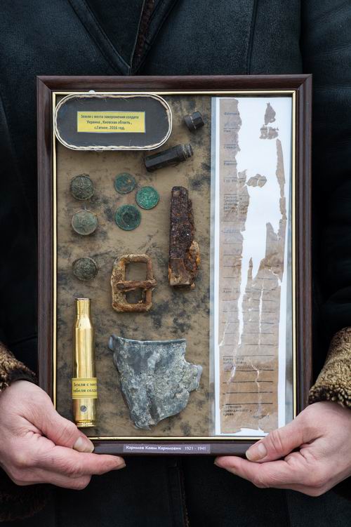 Планшетка с оригиналом вкладыша солдатского медальона красноармейца Каюма Каримова. Планшетка с оригиналом вкладыша солдатского медальона красноармейца Каюма Каримова.