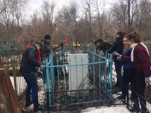 Уборка воинских захоронений на кладбищах в Республике Татарстан. 2017 г. Уборка воинских захоронений на кладбищах в Республике Татарстан. 2017 г.