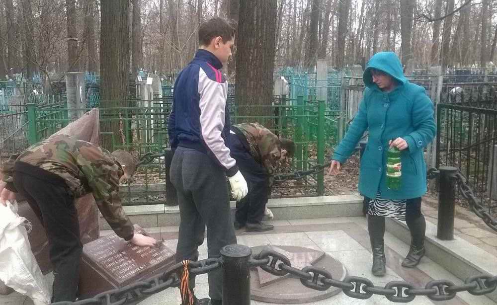 Уборка воинских захоронений на кладбищах в Республике Татарстан. 2017 г. Уборка воинских захоронений на кладбищах в Республике Татарстан. 2017 г.
