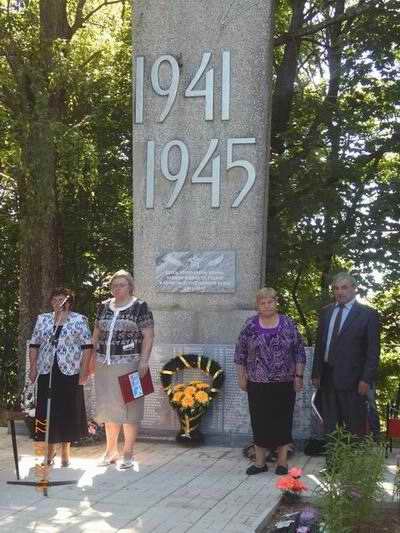 Воинское захоронение в посёлке Вяз Новосокольнического района Псковской области. Воинское захоронение в посёлке Вяз Новосокольнического района Псковской области.