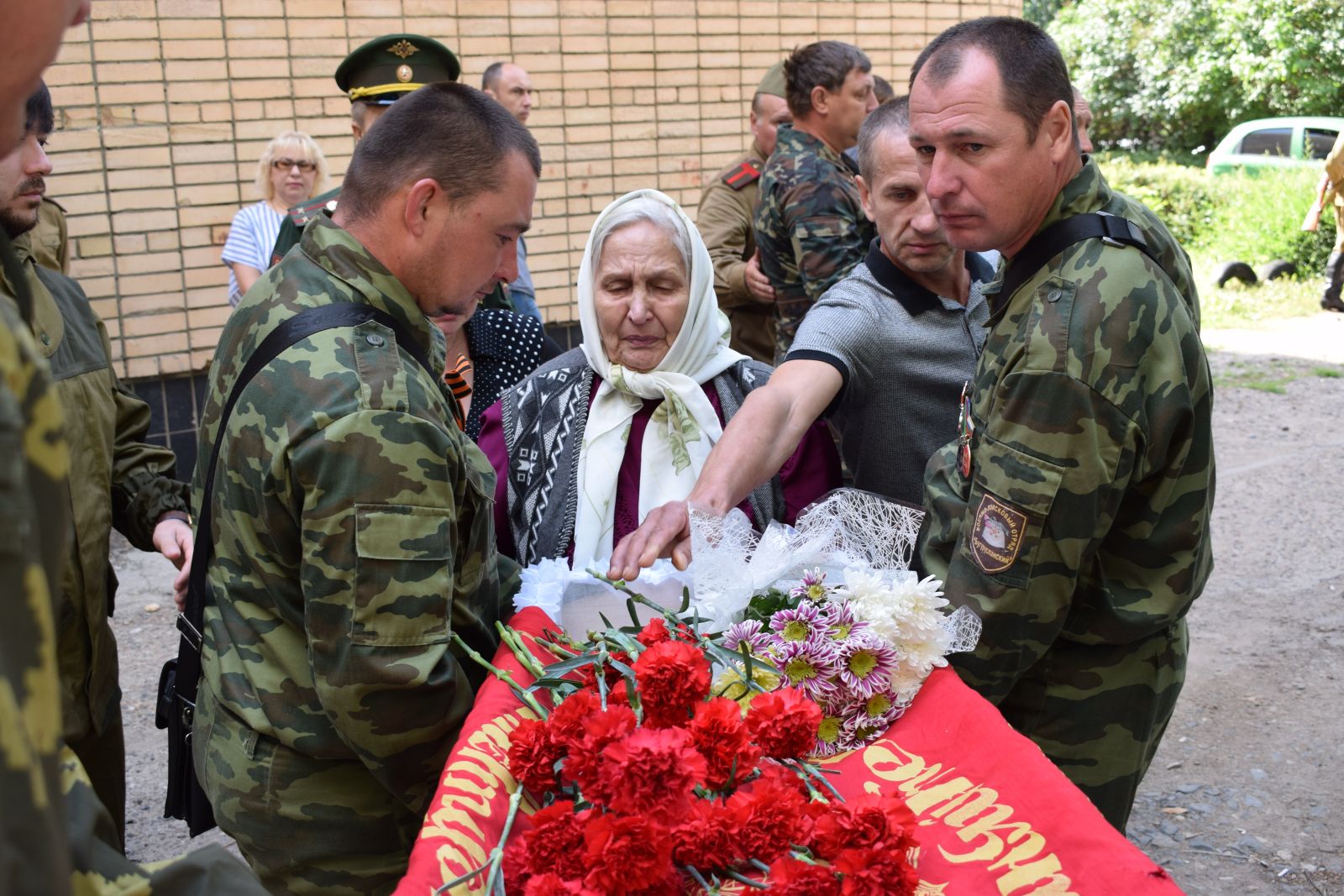Захоронение останков лейтенанта Салиха Сафина. с.Биклянь Тукаевского р-на РТ. 2017 г. Захоронение останков лейтенанта Салиха Сафина. с.Биклянь Тукаевского р-на РТ. 2017 г.