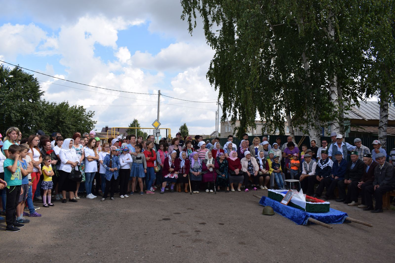 Захоронение останков лейтенанта Салиха Сафина. с.Биклянь Тукаевского р-на РТ. 2017 г. Захоронение останков лейтенанта Салиха Сафина. с.Биклянь Тукаевского р-на РТ. 2017 г.