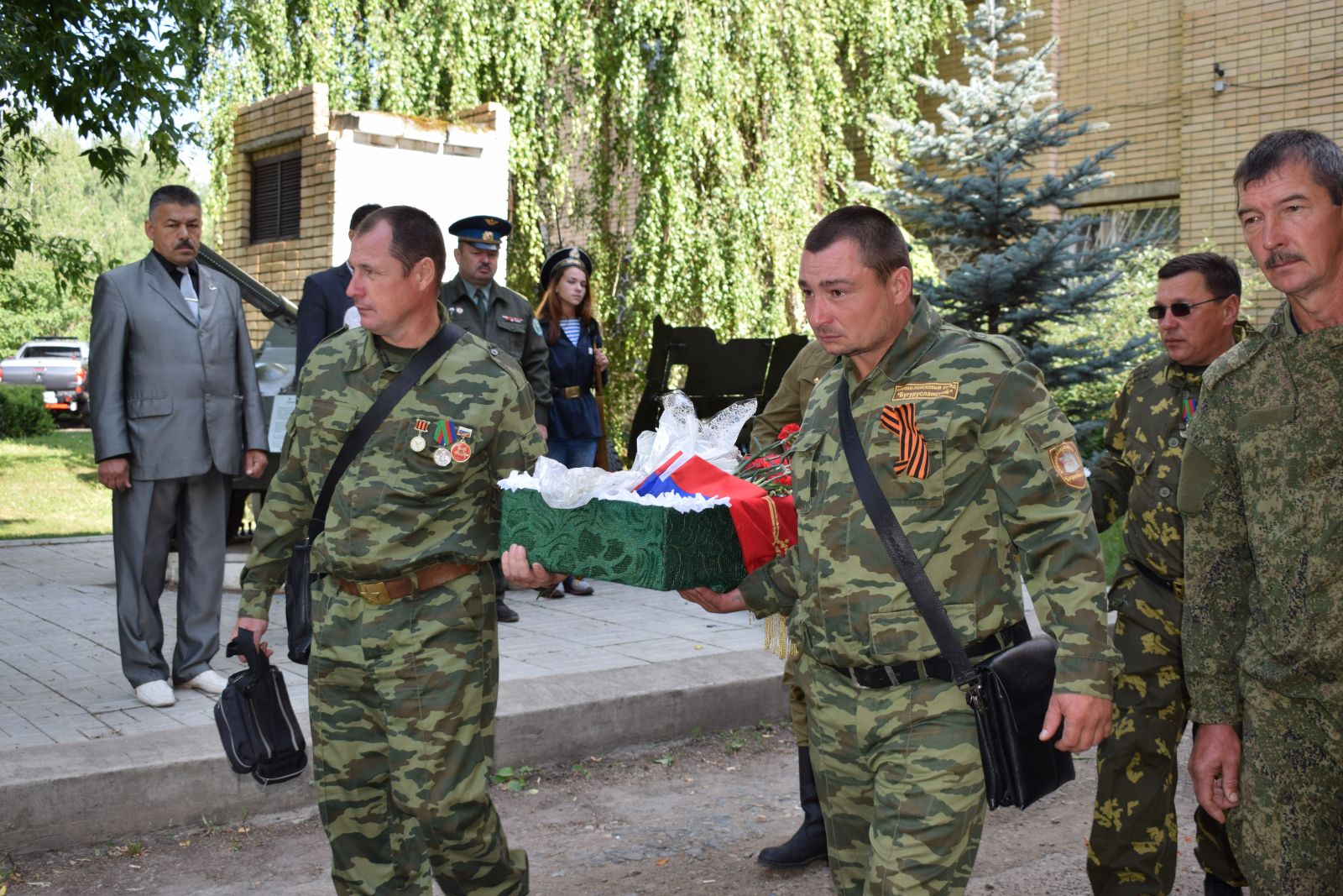 Захоронение останков лейтенанта Салиха Сафина. с.Биклянь Тукаевского р-на РТ. 2017 г. Захоронение останков лейтенанта Салиха Сафина. с.Биклянь Тукаевского р-на РТ. 2017 г.