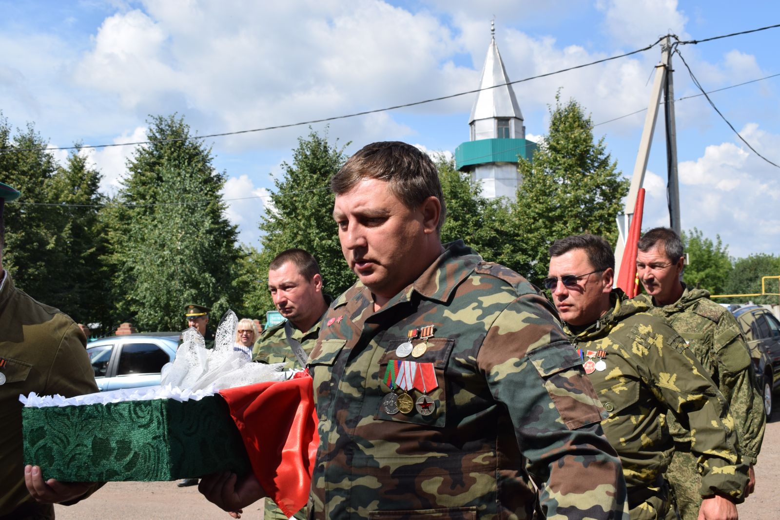 Захоронение останков лейтенанта Салиха Сафина. с.Биклянь Тукаевского р-на РТ. 2017 г. Захоронение останков лейтенанта Салиха Сафина. с.Биклянь Тукаевского р-на РТ. 2017 г.