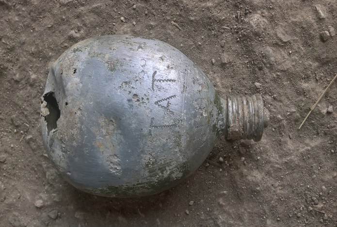 Солдатская фляжка с нацарапанной написью «ТАТ КАШАПОВ». Крым. 2016 г. Солдатская фляжка с нацарапанной написью «ТАТ КАШАПОВ». Крым. 2016 г.