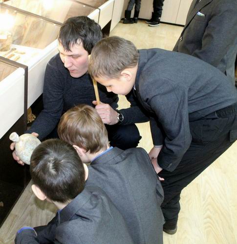 «Марш Памяти-2018» в Татарстане. Экскурсия учащихся 3 класса Гимназии 32 в музей "Боевой Славы" Поискового отряда
"Нефтехимик". 3 февраля 2018 г. «Марш Памяти-2018» в Татарстане. Экскурсия учащихся 3 класса Гимназии 32 в музей "Боевой Славы" Поискового отряда
"Нефтехимик". 3 февраля 2018 г.