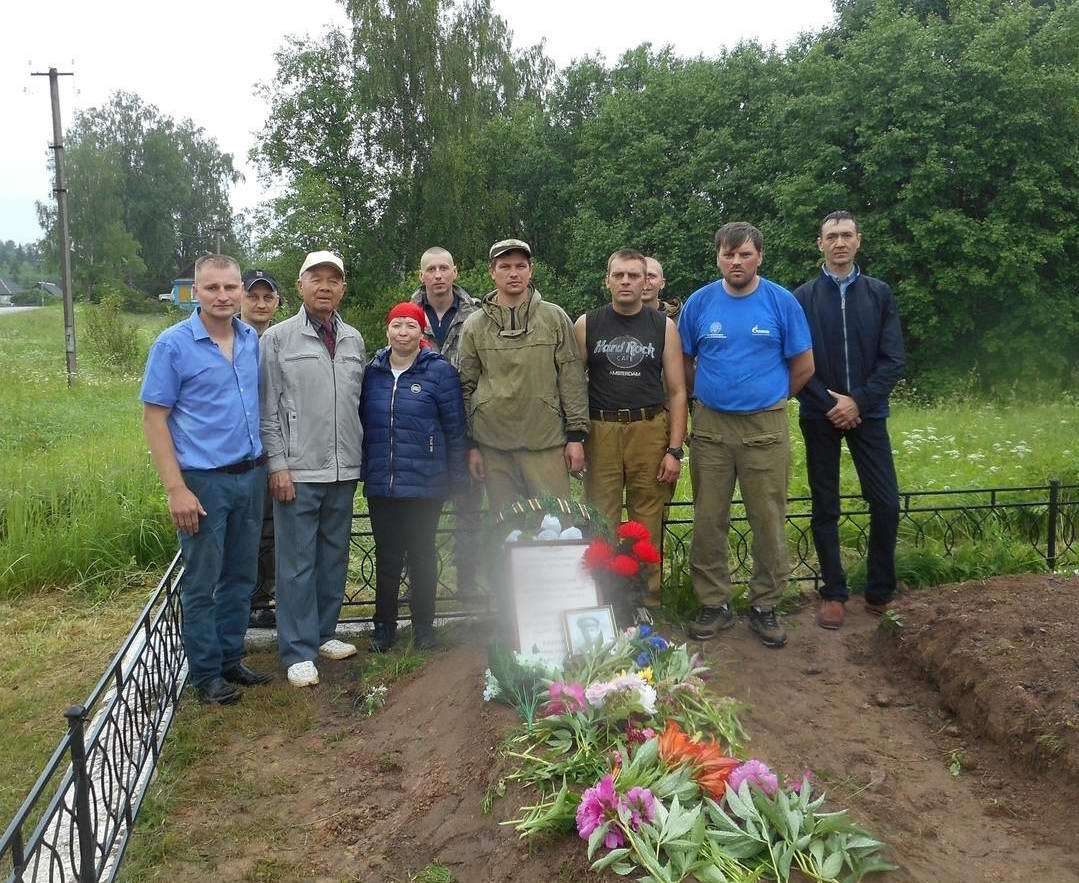 Поисковики отряда «Велес» и родственники красноармейца
Миргазияна Газизуллина из Бавлинского района у братской могилы,
в которой похоронен и Мирзашаех Шаехов. Поисковики отряда «Велес» и родственники красноармейца
Миргазияна Газизуллина из Бавлинского района у братской могилы,
в которой похоронен и Мирзашаех Шаехов.