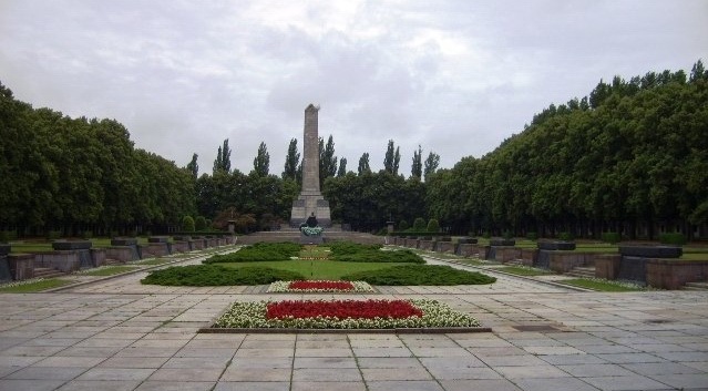     ,  , ., .
          Sowjetische Ehrenmal Pankow-Schonholz (Volkspark), Berlin, Deutschland.