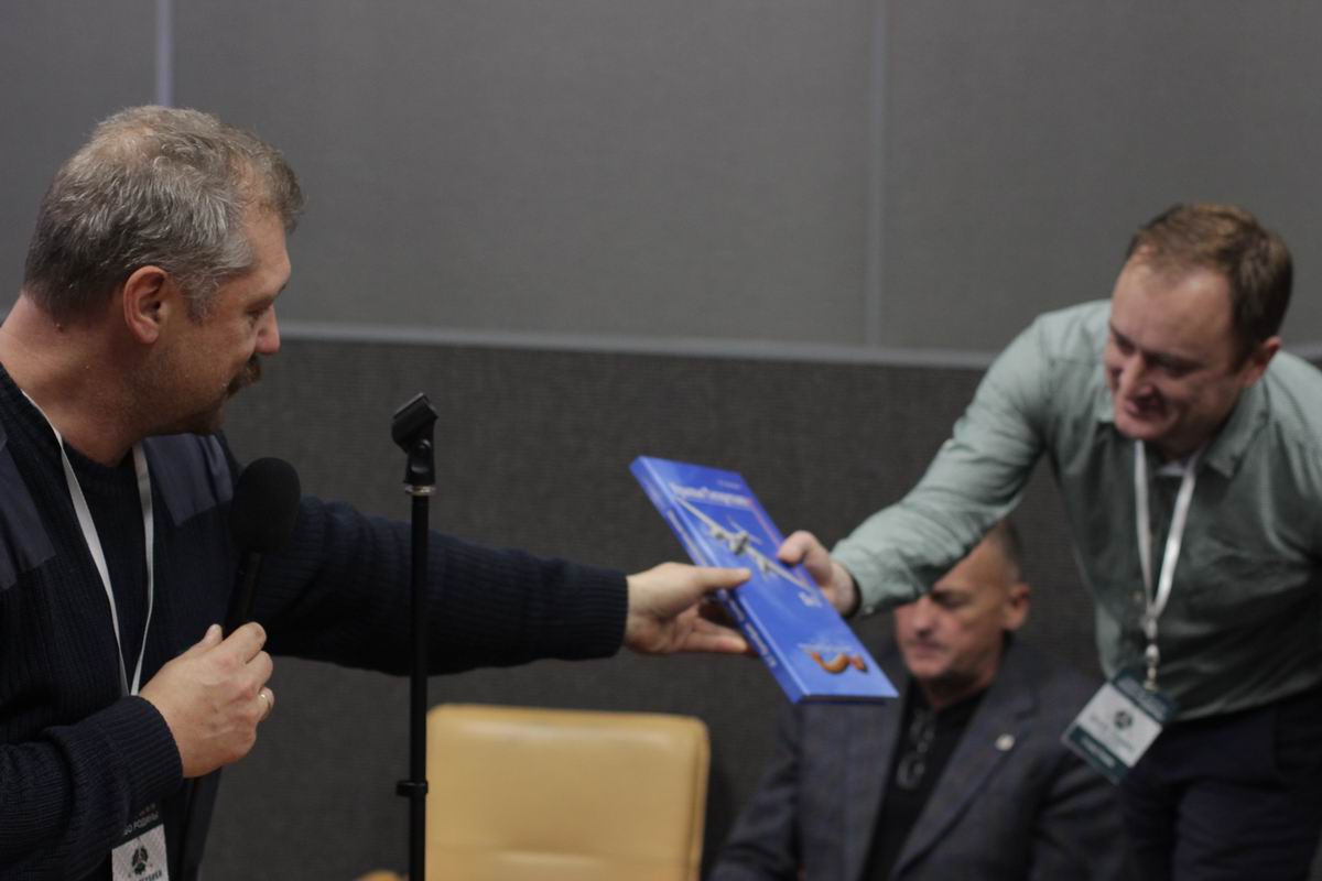 Межрегиональный семинар-практикуме организаторов авиапоиска «Небо Родины». Московская обл. 2019.
Презентация книги «Крылья Татарстана. Восстановить легенду». Межрегиональный семинар-практикуме организаторов авиапоиска «Небо Родины». Московская обл. 2019.
Презентация книги «Крылья Татарстана. Восстановить легенду».