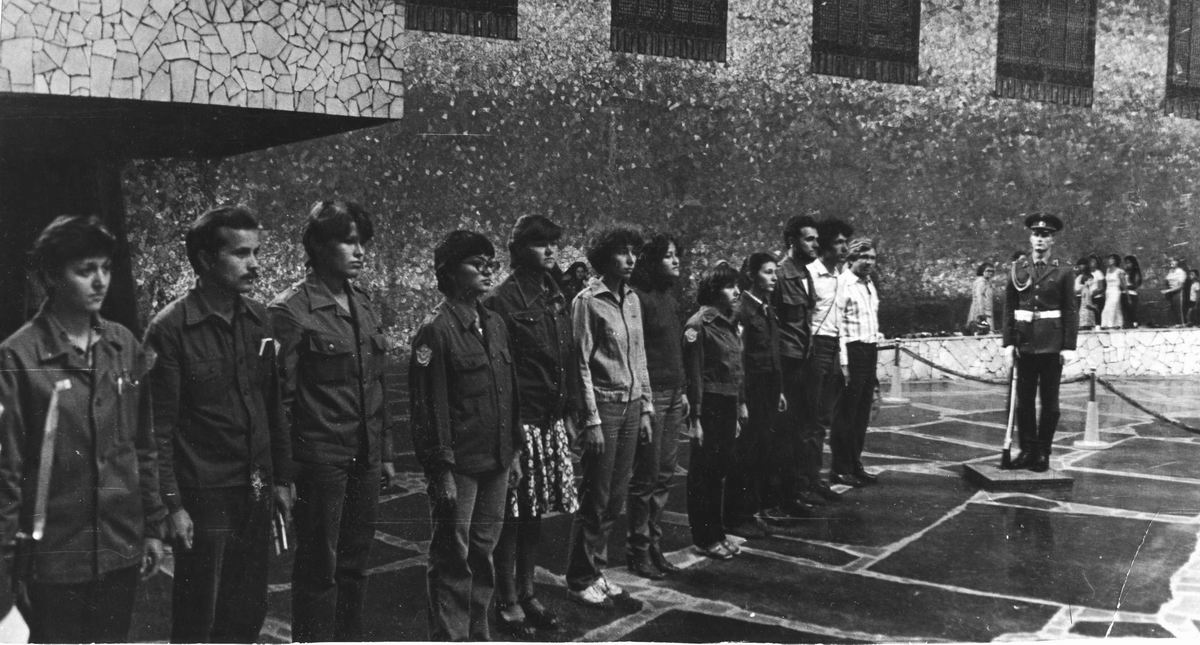          , 21-28  1982 . 
    - ...