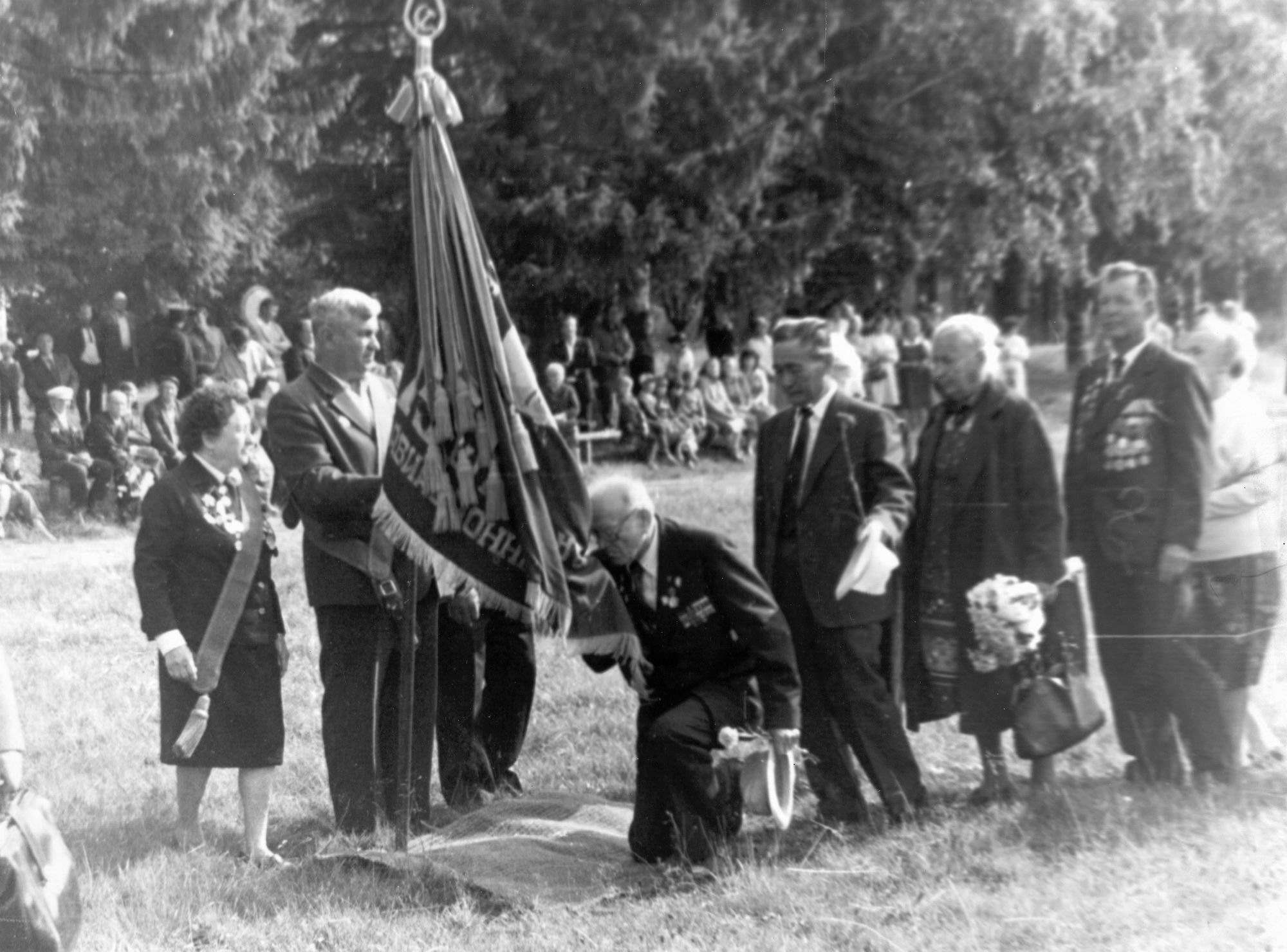      -7 
       
   . 22  1989 . 
 13  .