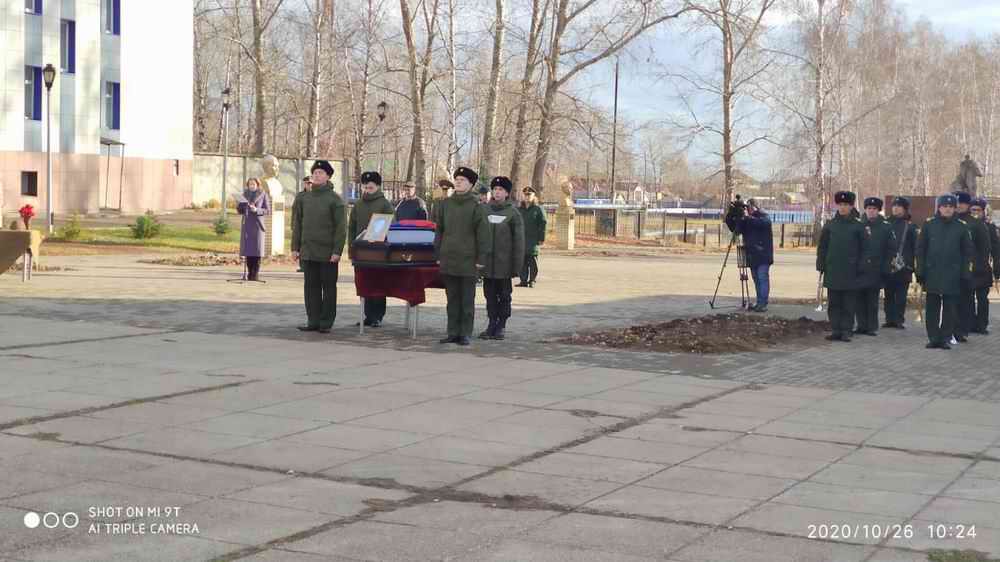 Церемония захоронения лётчика Великой Отечественной войны Н.М.Спиридонова.
Республика Татарстан, Спасский район. 2020 г. Церемония захоронения лётчика Великой Отечественной войны Н.М.Спиридонова.
Республика Татарстан, Спасский район. 2020 г.
