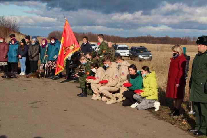 Церемония захоронения лётчика Великой Отечественной войны Н.М.Спиридонова.
Республика Татарстан, Спасский район. 2020 г. Церемония захоронения лётчика Великой Отечественной войны Н.М.Спиридонова.
Республика Татарстан, Спасский район. 2020 г.