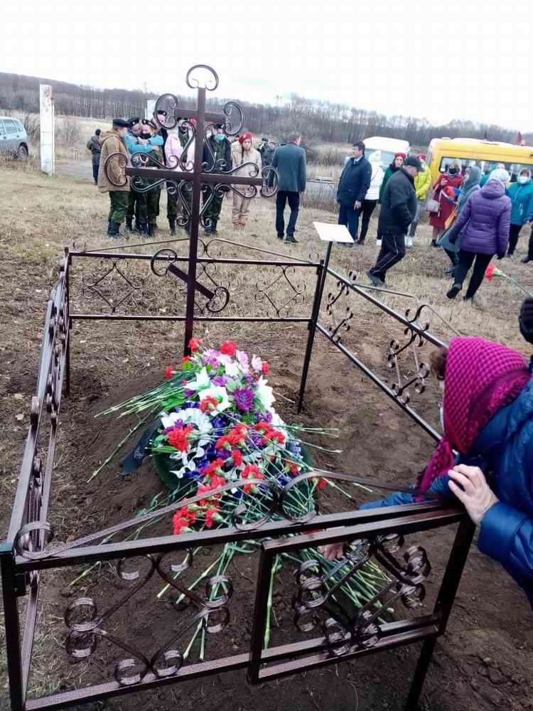 Церемония захоронения лётчика Великой Отечественной войны Н.М.Спиридонова.
Республика Татарстан, Спасский район. 2020 г. Церемония захоронения лётчика Великой Отечественной войны Н.М.Спиридонова.
Республика Татарстан, Спасский район. 2020 г.